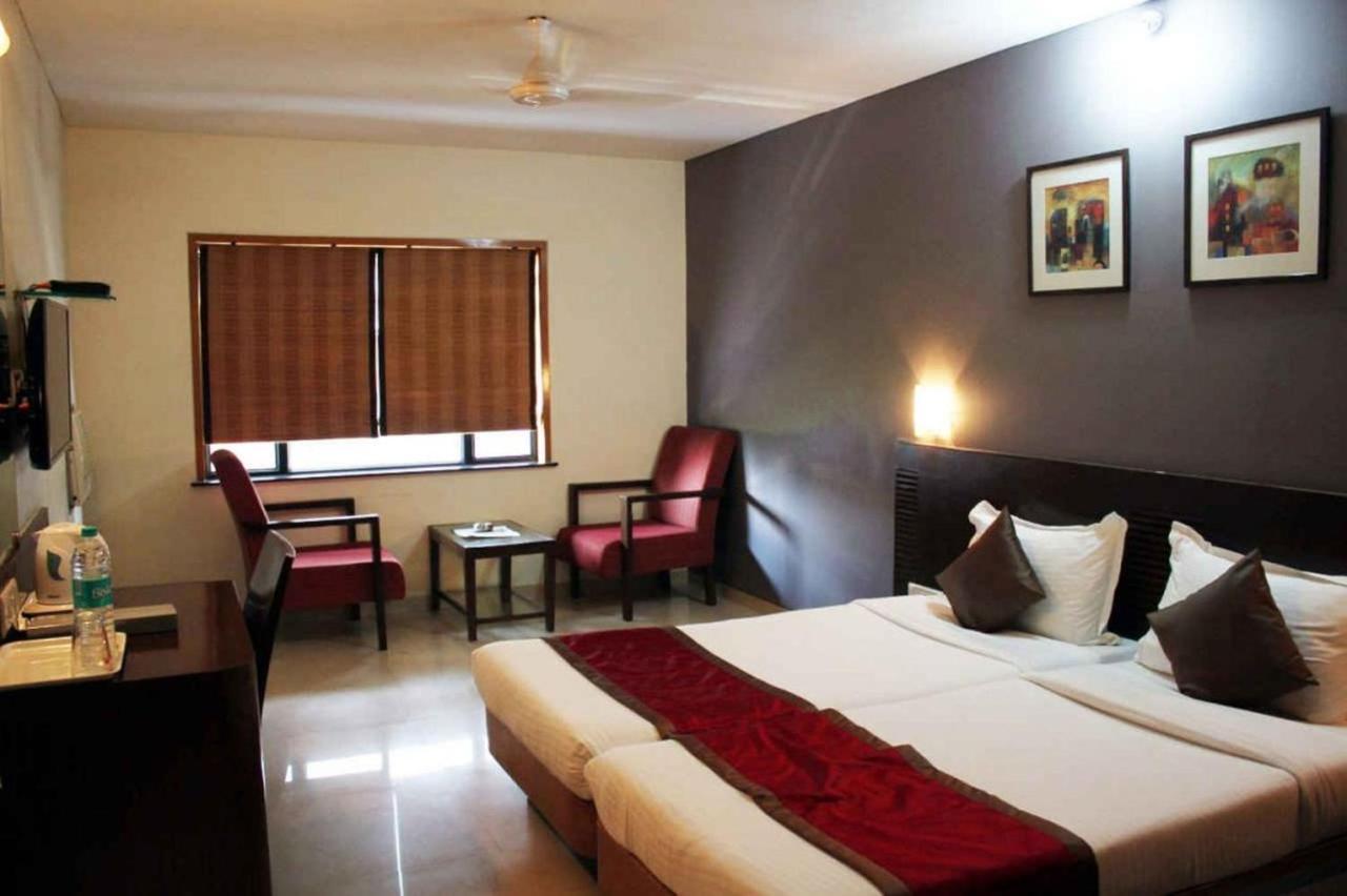Sukh Hotel Mumbai Exterior photo